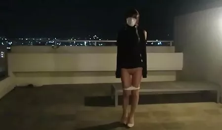 快適な台所のテーブルの上に、金髪の熟女は剃られた猫を自慰行為をする 女子 えっち 動画