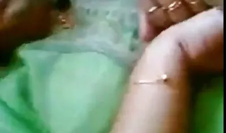 彼女はブルネットにfishnet高品質と単にタイトなお尻を引っ張っています 女性 エロ 無料