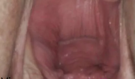 Slutty若い女性は、カメラのためにポーズをとり、友人のコックを吸う 動画 女性 クリ