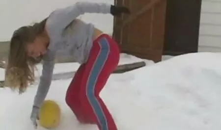 発動機は、成熟した女性に新しいソファと彼のコックをもたらします 女子 えっち 動画