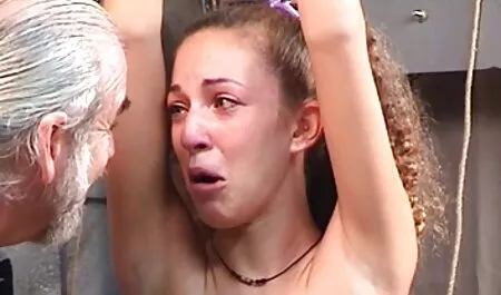 妻は癌のポーズで彼女の夫に会い、舌の上に精液の量を得ました 女 友達 と セックス 動画
