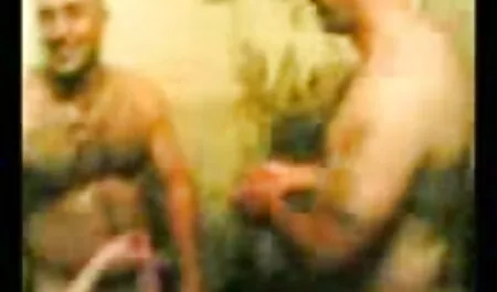 彼女はストラップで生きている友人を見て、彼女のお尻で自己兼であることを求める 女性 用 オナニー 動画