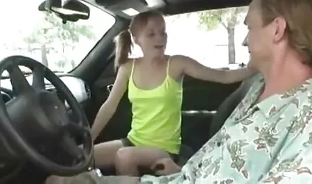 ソファに成熟した彼女のためのスリムな女の子 女性 1 人 エッチ 動画
