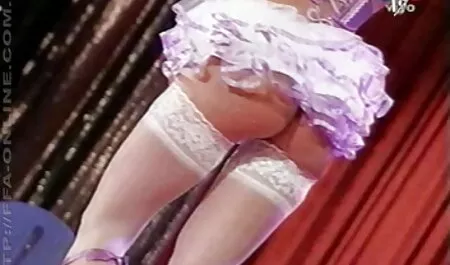 華やかな男性は巨乳の豪華な雌犬をフェラチオ 動画 エロ 女性