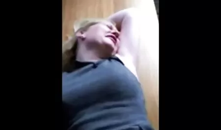 柔らかいベッドの上で大きなコックで作業する若い学生 女子 同士 の エロ 動画