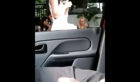 男の子は彼女をソファの上に置き、両側に花を書く h ビデオ 女