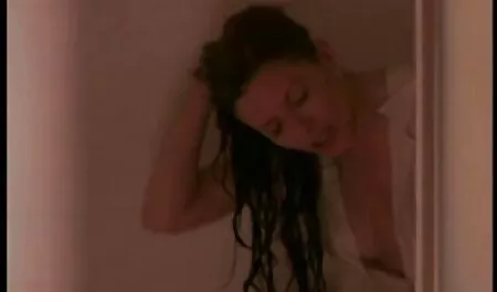 ペニスを挿入することは年齢の自堕落な女性の口の中に振動しています 女性 動画 アダルト