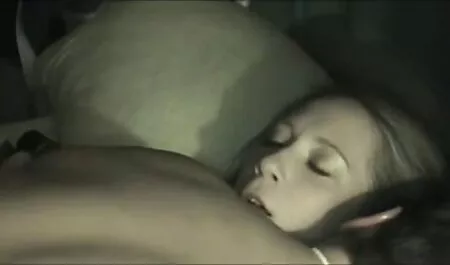 きしみソファの上に、devotee'veは細い茶色の髪の女の子のナイロンを焼きました 動画 女性 エッチ