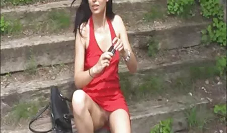 水を噴霧する赤毛を持っています かわいい 女 エロ 動画