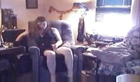 ヌーディスト女の子は男とベッドの上にジャンプ楽しい 女性 専用 えろ 動画