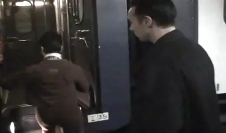 女の子のビーチに面し、男とセックスしていました 女 の エッチ な 動画