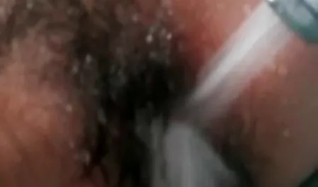 かわいい若い女性は彼女の足を広げ、彼女の猫に性のおもちゃを置く 動画 h 女性