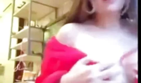 黒い服を着た男が誤って両方の穴に鶏を揚げる エッチ な 動画 女性