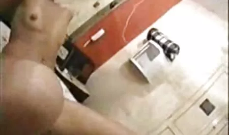 女の子は、お尻に釘付けされる前に、より多くの潮吹きオルガスムに管理します セックス 動画 女の子