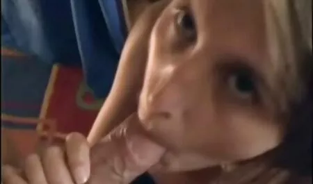 ホテルの部屋では、ブロンド、メガネ、彼女の恋人を待っていると兼を取ります エロ 動画 女性 マッサージ