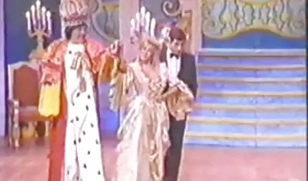 ヌードストッキングの女の子の猫を舐める人、そして彼女の妹 女性 エロ 無料