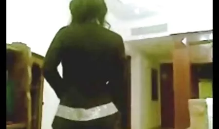 聖職者は美しいロシアの女の子、息をのむようなマスクの足にキスをした 女性 の ため の えっち