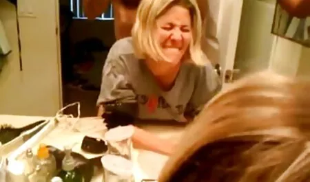 Pov黄金のシャワーと小さな、細いひよこからの猫 女性 エロ 動画