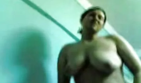 ブルネットは簡単にdeepthroatを欠場し、彼女の顔に残しました 無料 セックス 女性