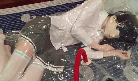 三魅力的な若いレズビアンは、グループ放蕩を上演しました 無料 動画 エロ 女性