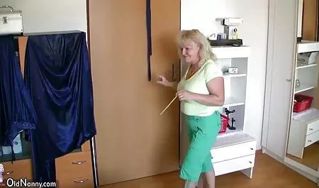 赤セクシーなドレスbusty幅を示しておっぱい 動画 エロ 女