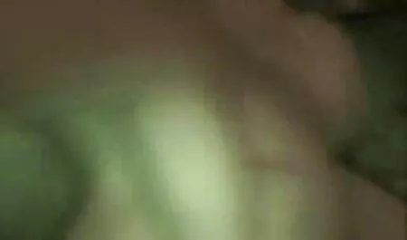 雌犬は服を脱ぎ、羽の指でいっぱいの馬に触れる 女 の ため の エロ