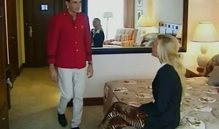 彼女は女の子のピンクのパンティーを脱いで、彼女の膣に彼の陰茎を置く 動画 女 えっち