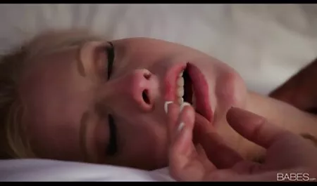ミルク光線を持つ甘い美しさは、少年に全体と全体を与えられます 女 向け エロ