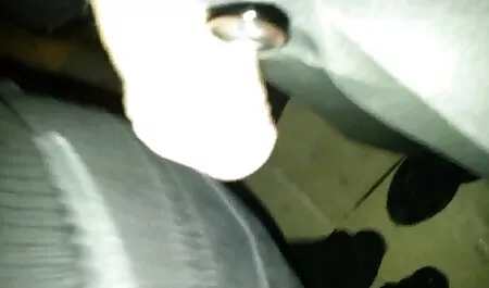 二つの裸の女の子が鏡の前に立って、話しながらおっぱいを点滅させる 女 向け av 動画