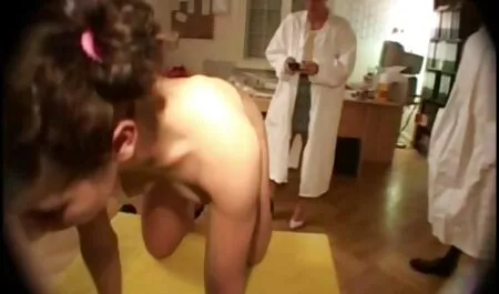 男荒乗りの肛門の点滅する金髪の女の子 女 友達 と セックス 動画