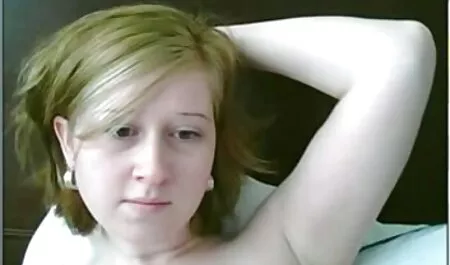 ブルネットpampers彼女の滑りと巨大なゴム水ホース 女 の ため の エロ